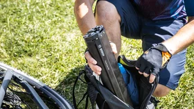 Mann verstaut einen Bosch PowerTube 750 Akku in seinen Rucksack. © Sport Kessler GmbH