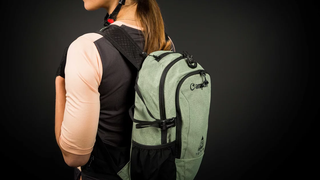 Frau mit Helm und salbeigrünem Campin-Rucksack. © Sport Kessler GmbH