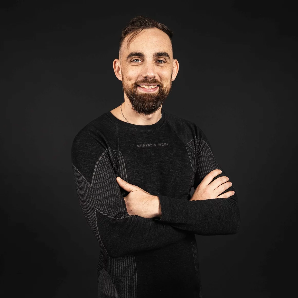 Smiling man with arms crossed © Sport Kessler GmbH