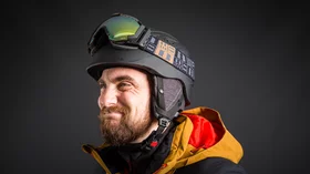 Close-up of a bearded man wearing a ski helmet and goggles. © Sport Kessler GmbH