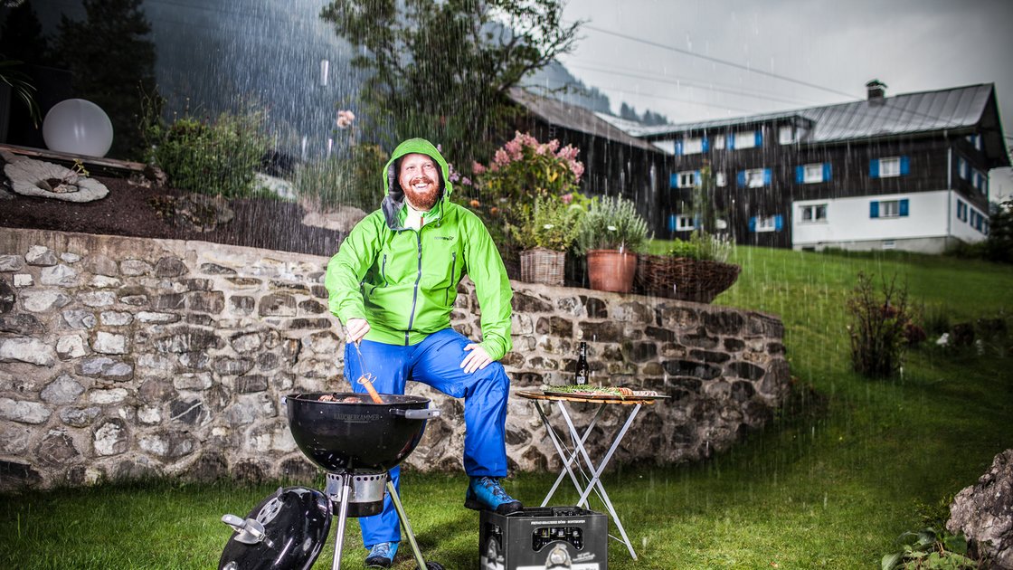 Mit der richtigen Kleidung steht auch dem Grillen bei Regen nichts im Wege