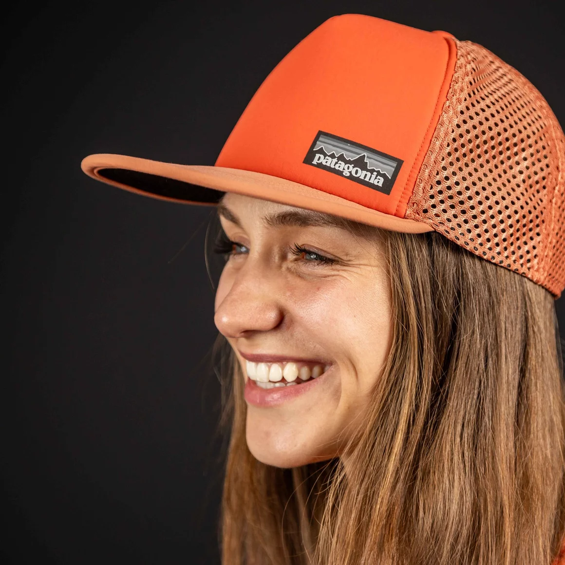 Frau mit orangefarbener Patagonia-Kappe © Sport Kessler GmbH