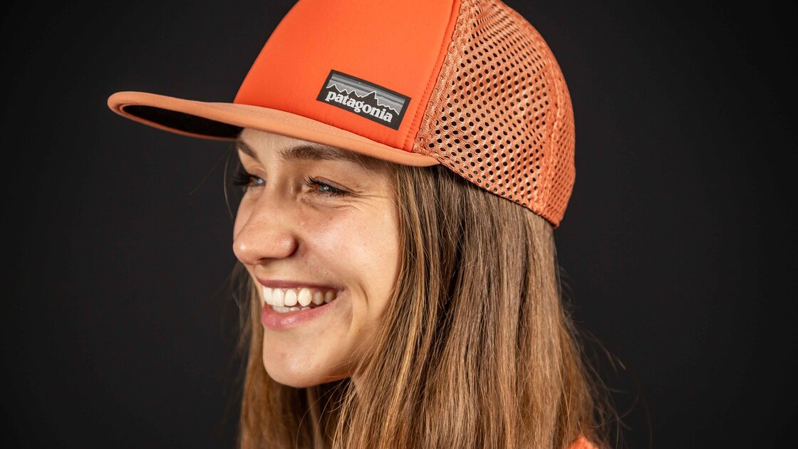Frau mit orangefarbener Patagonia-Kappe © Sport Kessler GmbH