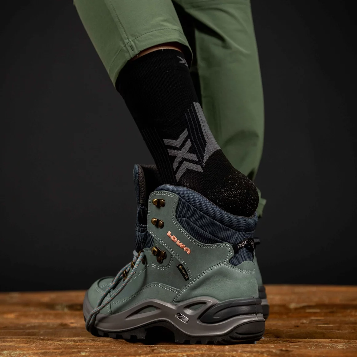 Lowa Wanderschuhe an einem Holztisch. © Sport Kessler GmbH