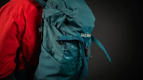 Tatonka Storm 20 Rucksack auf roter Jacke. © Sport Kessler GmbH
