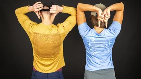 Mann und Frau mit Rückenansicht, tragen Funktionskleidung mit Bergmotiv. © Sport Kessler GmbH