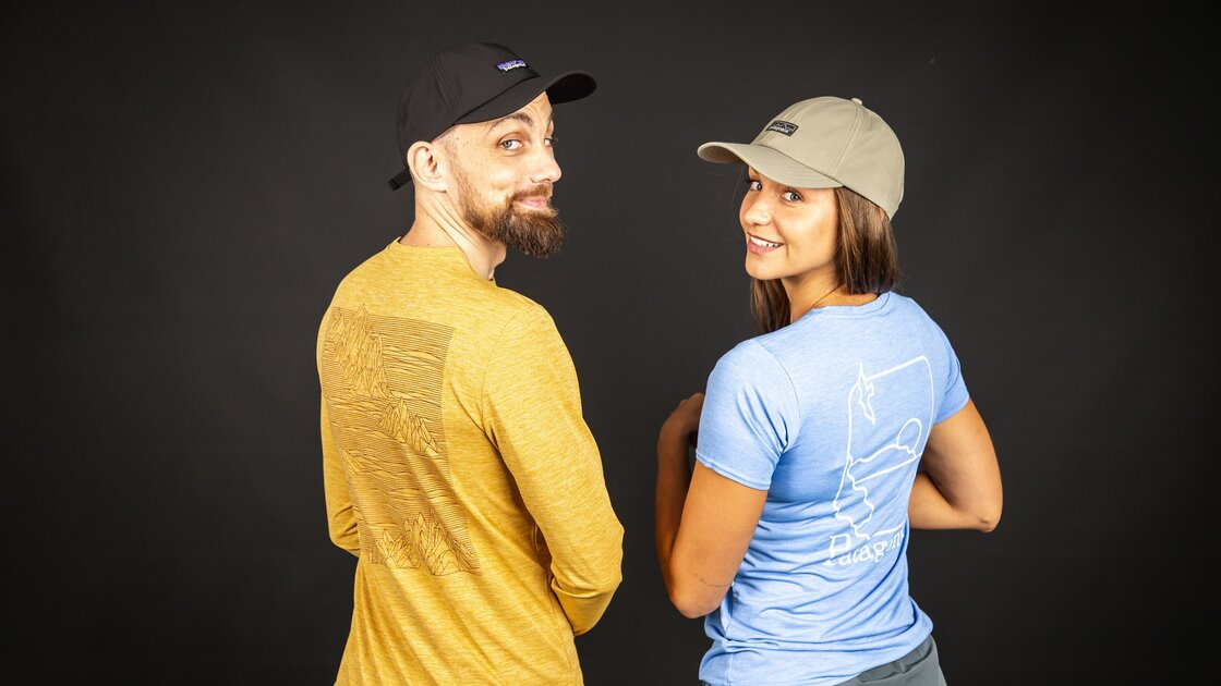 Mann und Frau mit Basecaps von hinten © Sport Kessler GmbH