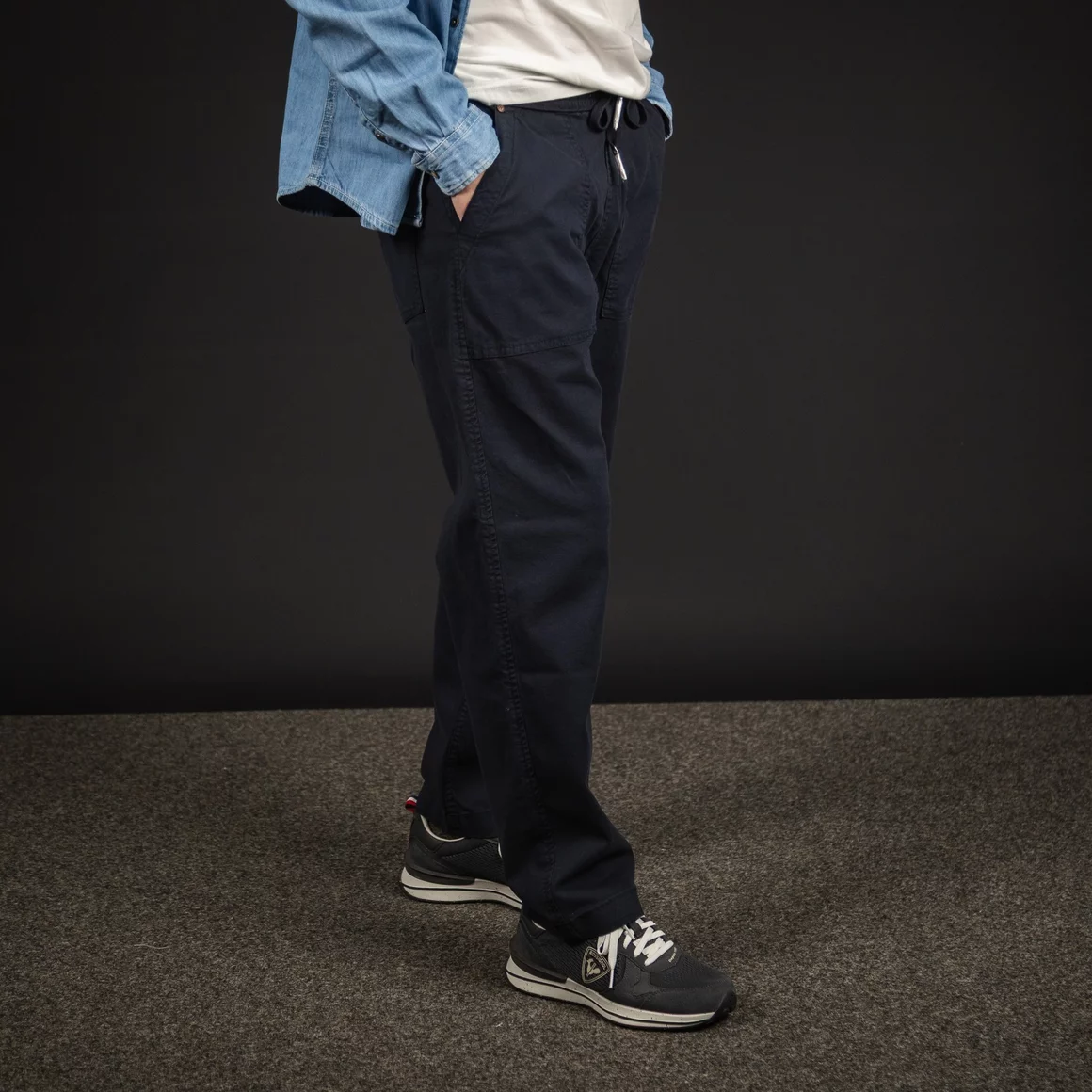 Person wearing dark pants and sneakers. © Sport Kessler GmbH