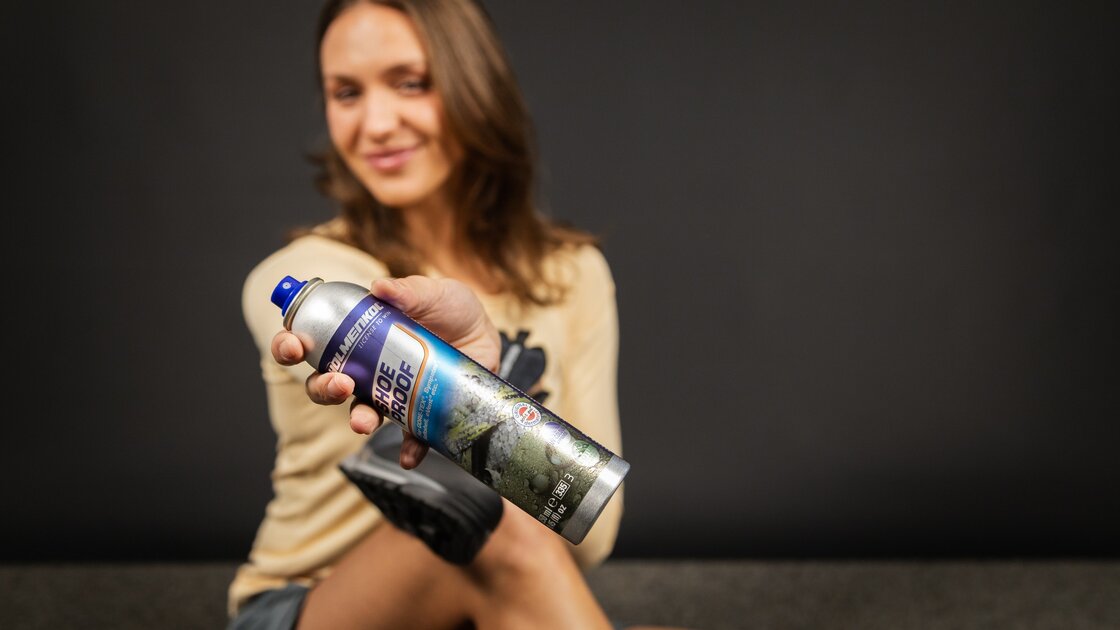 Woman holding a can of shoe protector spray. © Sport Kessler GmbH