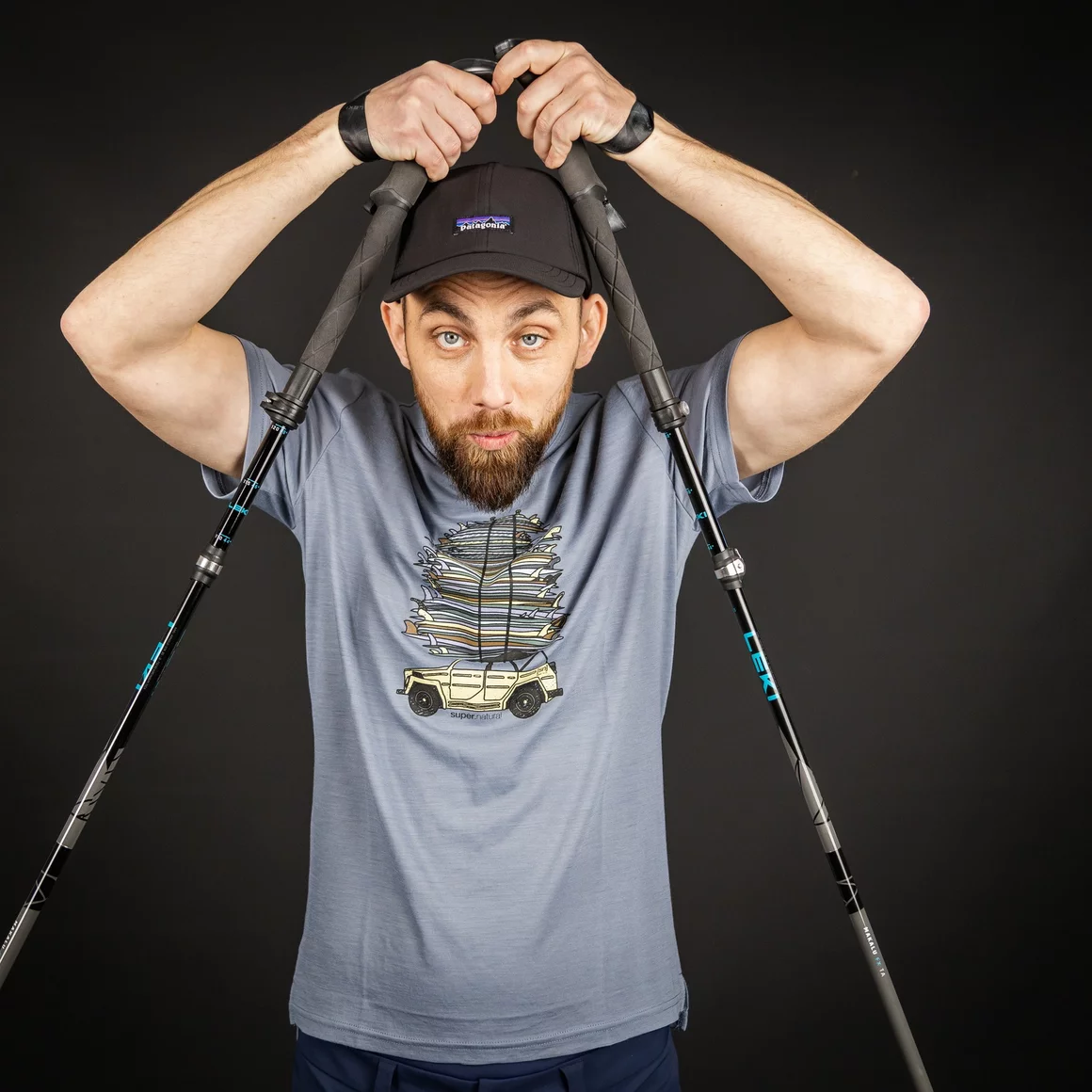 Man holding trekking poles above his head © Sport Kessler GmbH
