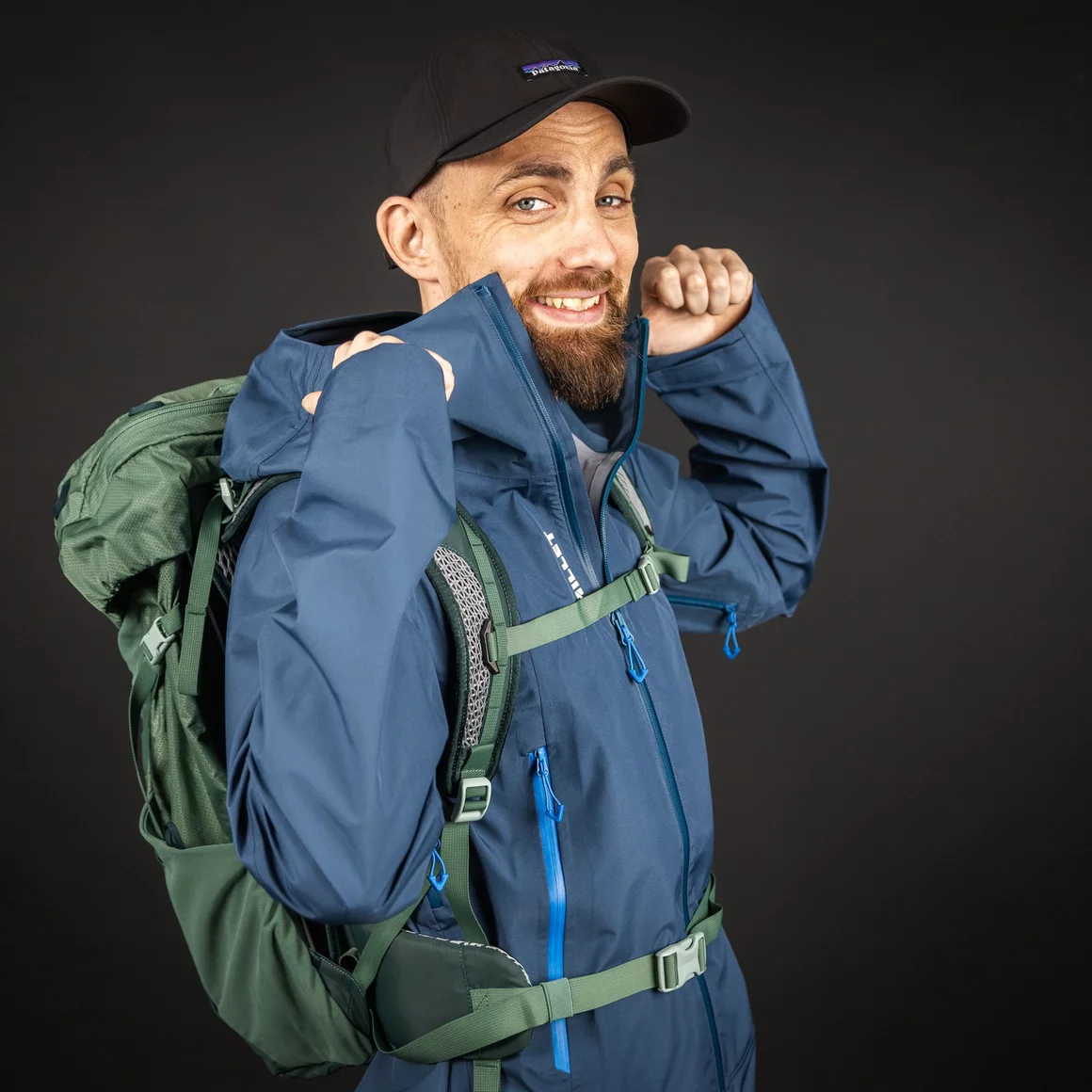 Mann mit Rucksack und Jacke © Sport Kessler GmbH