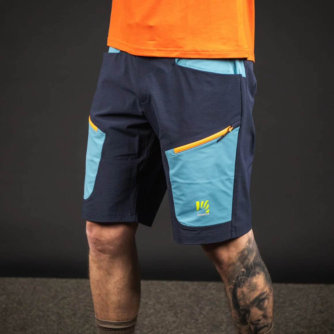 Dunkelblaue Outdoor-Shorts mit hellblauen Einsätzen. © Sport Kessler GmbH