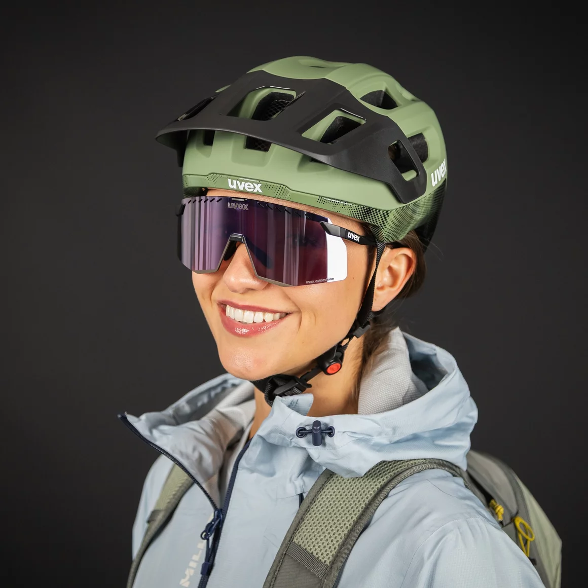 Frau mit Fahrradhelm und -brille lächelt in die Kamera. © Sport Kessler GmbH