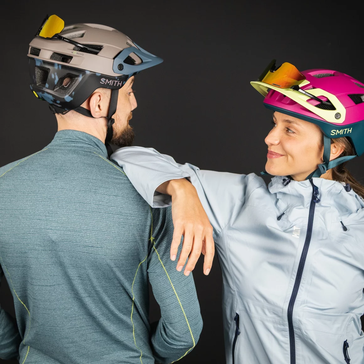 Mann und Frau mit Fahrradhelmen. © Sport Kessler GmbH