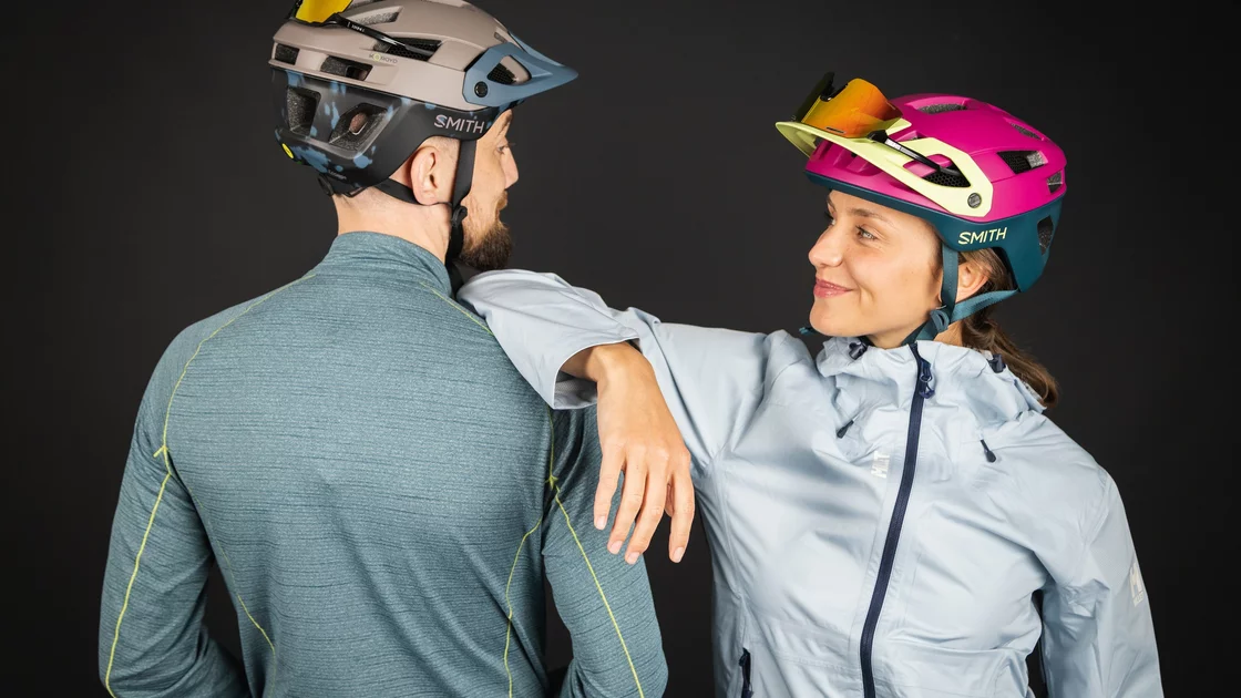 Mann und Frau mit Fahrradhelmen. © Sport Kessler GmbH