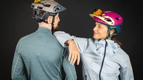 Mann und Frau mit Fahrradhelmen. © Sport Kessler GmbH