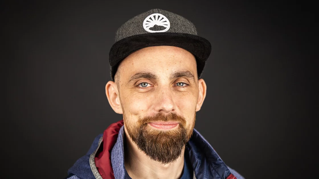 Porträt eines Mannes mit Bart und Basecap. © Sport Kessler GmbH