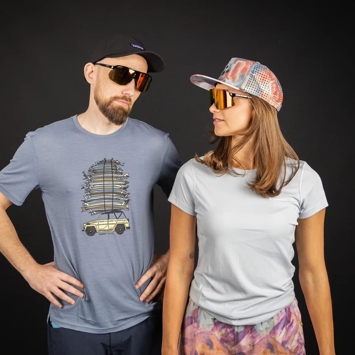 Mann und Frau mit Sonnenbrillen vor schwarzem Hintergrund. © Sport Kessler GmbH