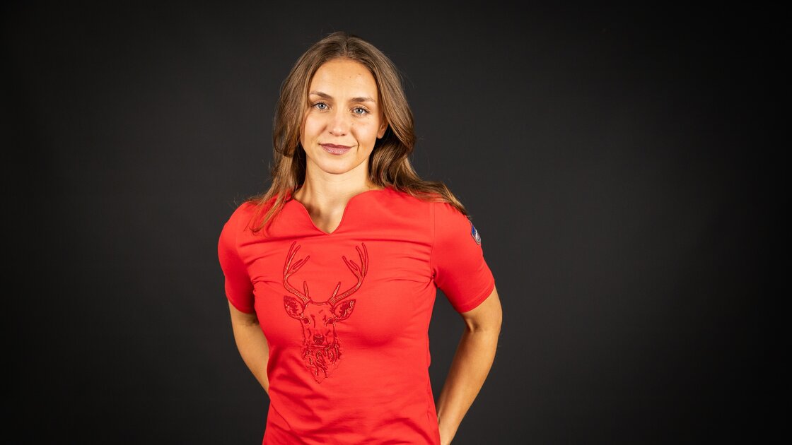 Woman in red shirt with deer motif &copy; Sport Kessler GmbH