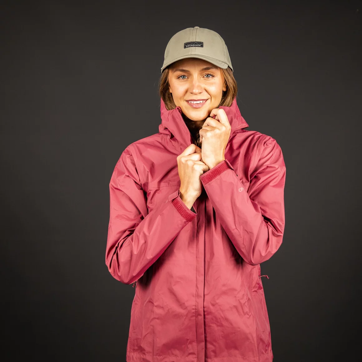 Frau in rosafarbener Jacke vor dunklem Hintergrund © Sport Kessler GmbH