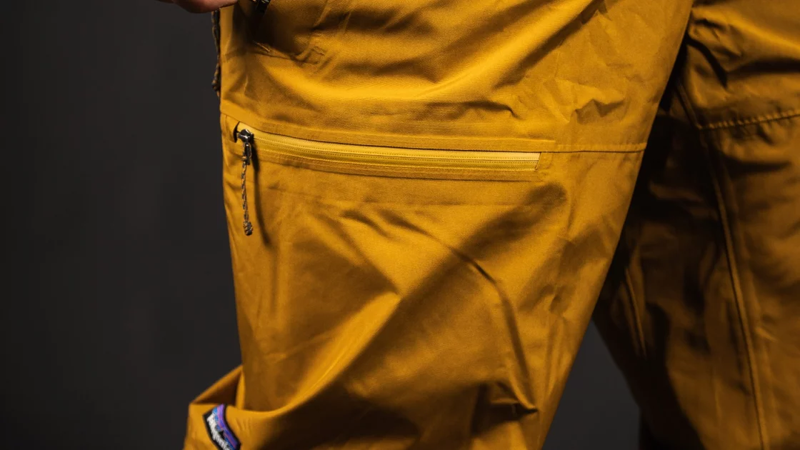 Nahaufnahme einer senfgelben Skihose mit mehreren Taschen. © Sport Kessler GmbH