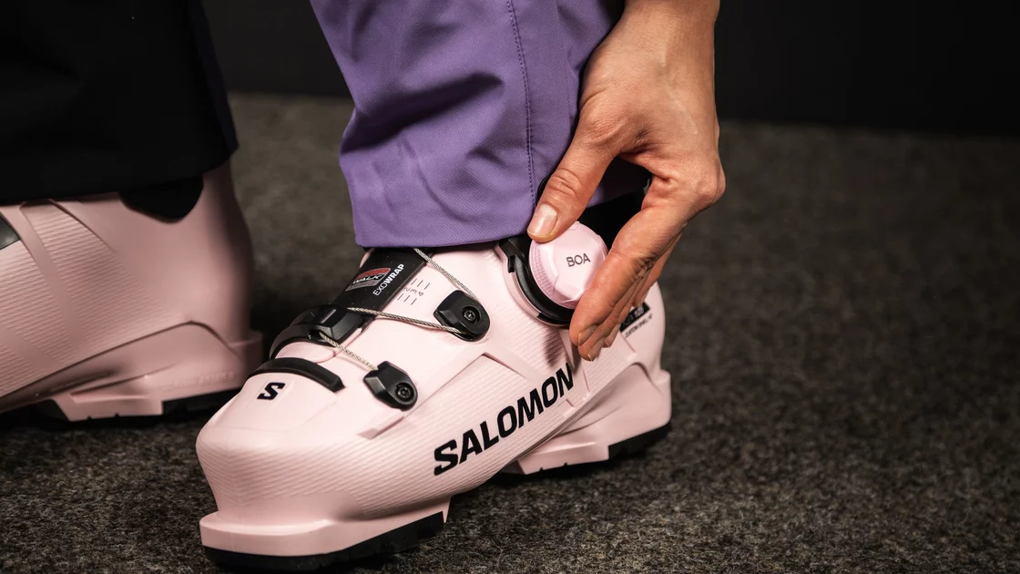 Nahaufnahme eines rosafarbenen Salomon Skischuhs mit Boa-Verschluss. © Sport Kessler GmbH