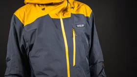 Patagonien Jacke in Dunkelblau und Goldgelb. © Sport Kessler GmbH