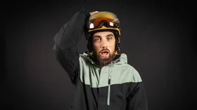 Überraschter Mann mit Skibrille und Helm © Sport Kessler GmbH