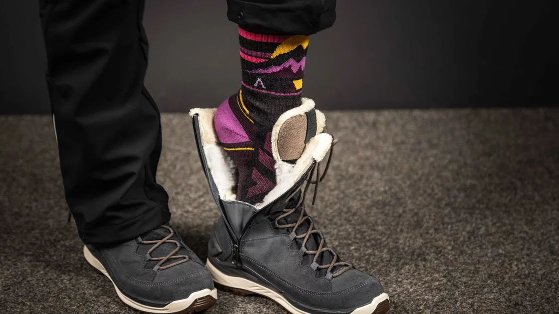Ein Paar Füße in Winterstiefeln und bunten Socken. © Sport Kessler GmbH