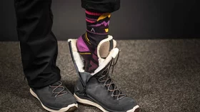 Ein Paar Füße in Winterstiefeln und bunten Socken. © Sport Kessler GmbH