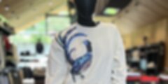 Modepuppe in cremefarbenem Pullover mit Vogelprint und Jeans. © Sport Kessler GmbH