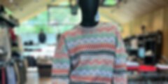Lässiges Damen-Outfit mit gemustertem Pullover, Destroyed Jeans und Beanie auf einer Puppe. © Sport Kessler GmbH