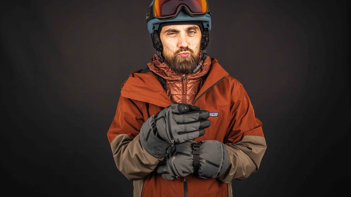 Skifahrer mit Bart, Helm und Skibrille zwinkert in die Kamera. © Sport Kessler GmbH