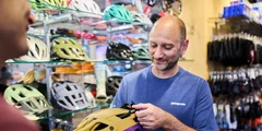 Fahrradhelmverkauf in einem Geschäft © Kleinwalsertal Tourismus eGen