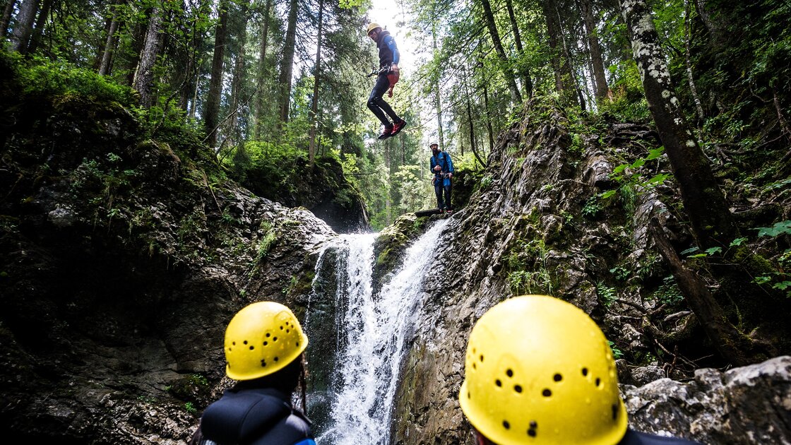 Canyoning-Abenteuer inmitten einer grünen Landschaft. © Bergschule Kleinwalsertal