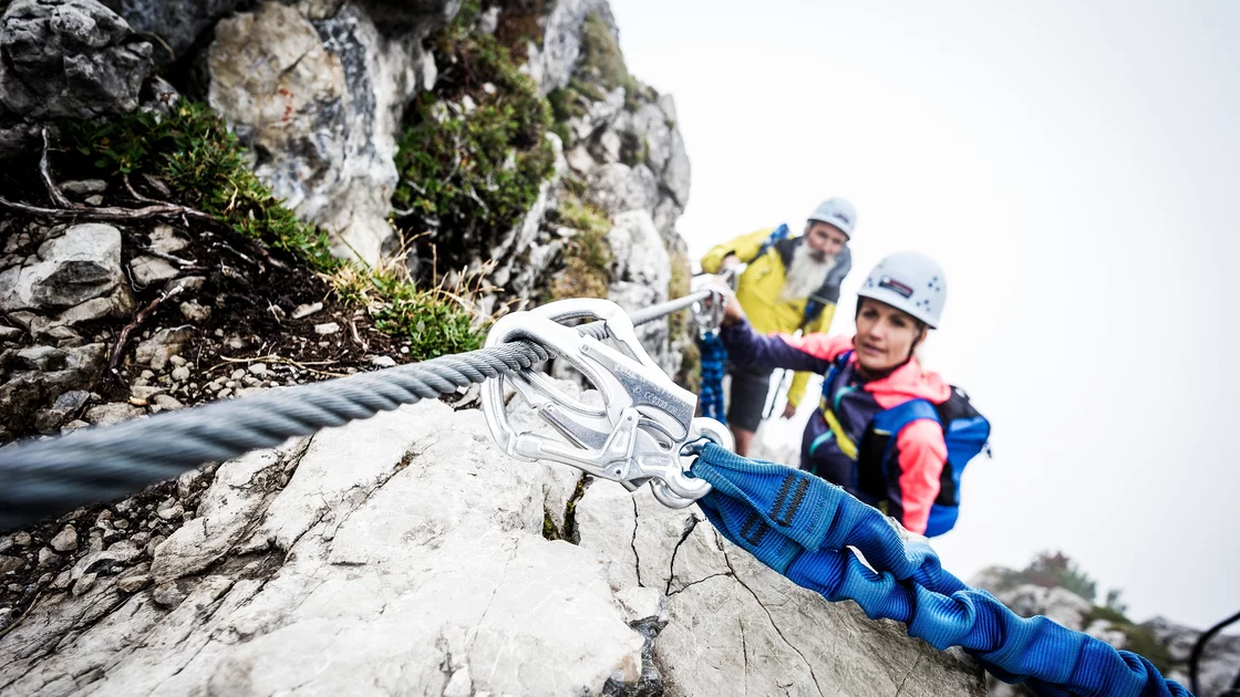 Bergsteiger sichern sich an einem Stahlseil. © Bergschule Kleinwalsertal
