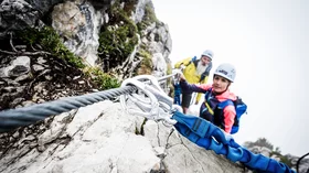 Bergsteiger sichern sich an einem Stahlseil. © Bergschule Kleinwalsertal
