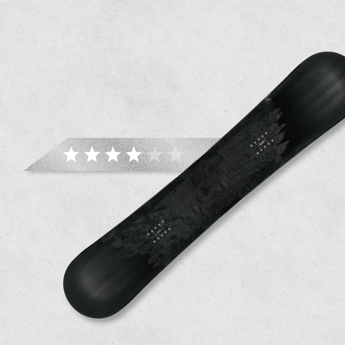 Schwarz-weißes Bild eines Snowboards mit vier Sterne Bewertung © Sport Kessler GmbH