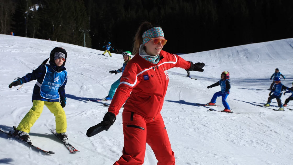 Skilehrerin unterrichtet Kinder beim Skifahren. © Skischule Seite Egg