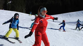 Skilehrerin unterrichtet Kinder beim Skifahren. © Skischule Seite Egg