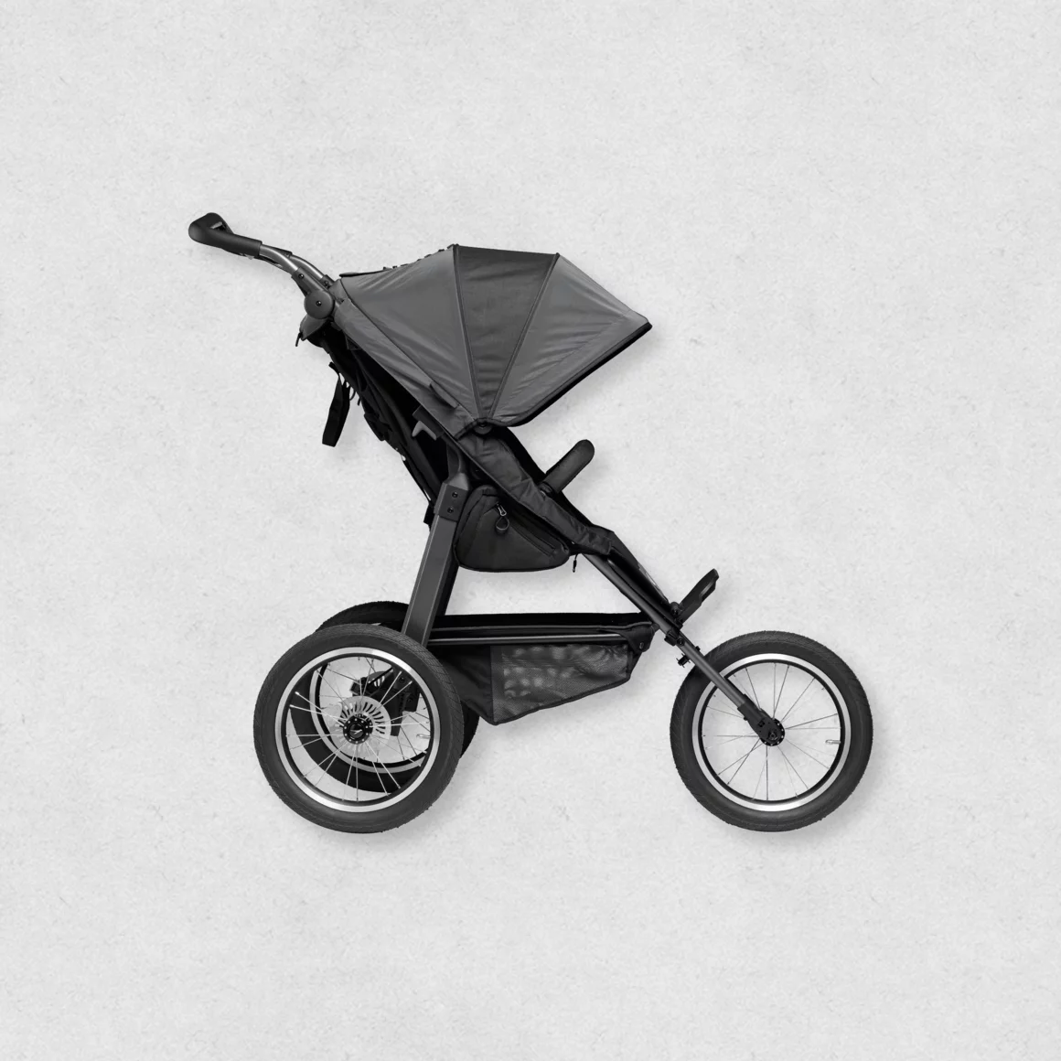 Schwarzer Kinderwagen auf hellem Hintergrund. © Sport Kessler GmbH