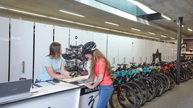 Eine Kundin in einem Fahrradgeschäft bespricht mit einer Angestellten den Kauf eines Fahrradzubehörs. © Sport Kessler GmbH