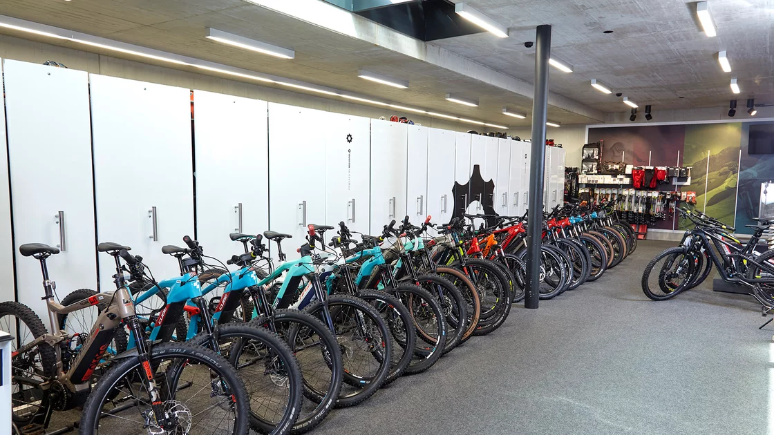 Row of electric mountain bikes in a shop. © Sport Kessler GmbH