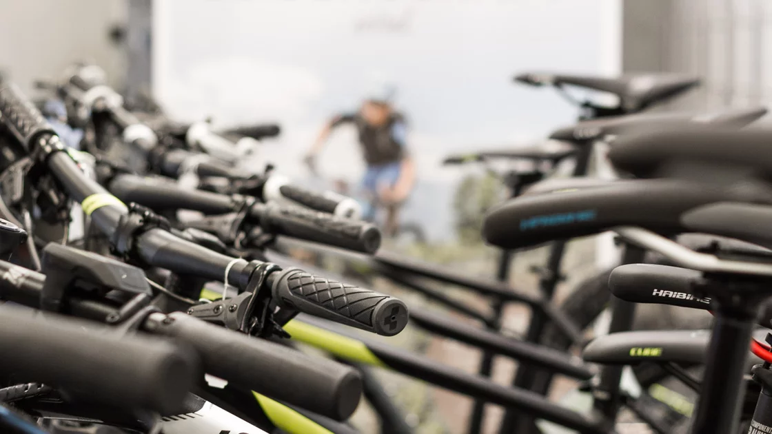 Close-up of multiple black electric mountain bikes in a showroom. © Sport Kessler GmbH