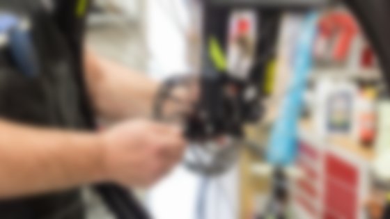 Bikeservice - Laufrad wird justiert