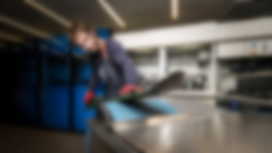 Service Mitarbeiter beim Skischleifen