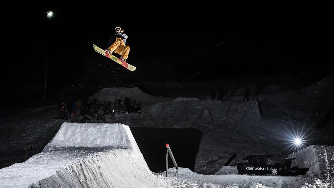Night snowboarding jump. © Sport Kessler GmbH