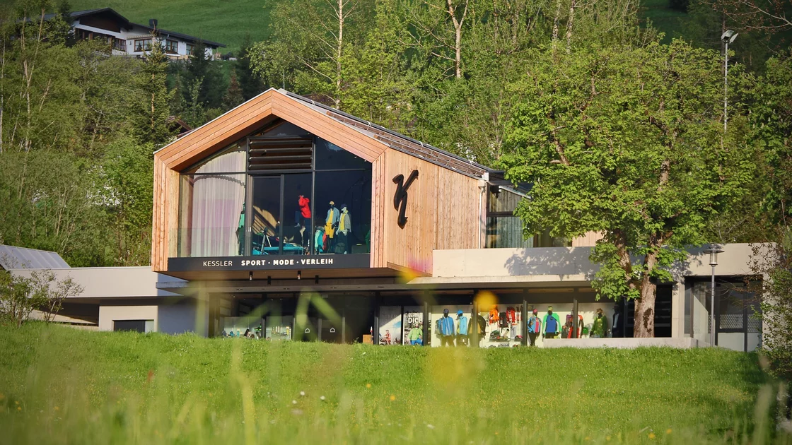 Sportgeschäft Kessler inmitten grüner Landschaft. © Sport Kessler GmbH