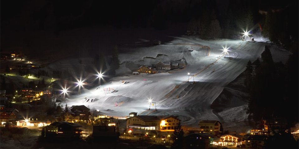 Night-lit ski slope and village. &copy; Sport Kessler GmbH