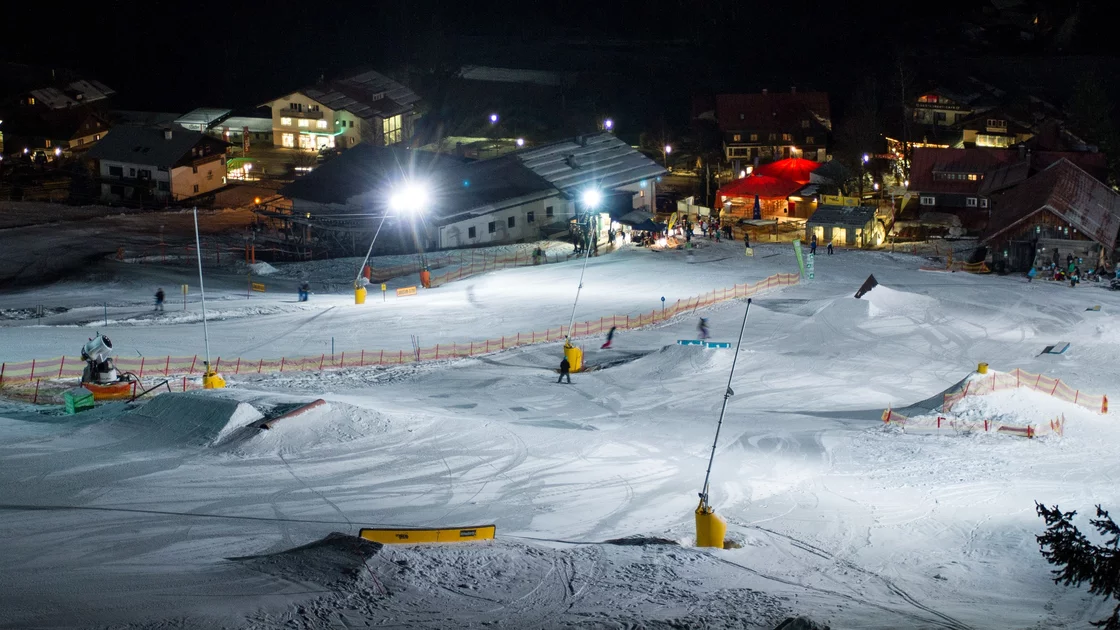 Night view of a snow park with skiers and snowboarders. © Sport Kessler GmbH